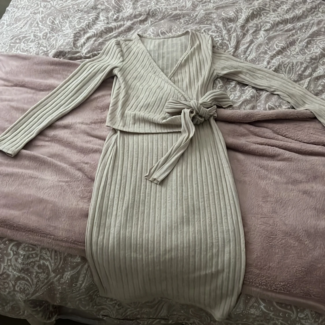 Beige ribbad omlottklänning