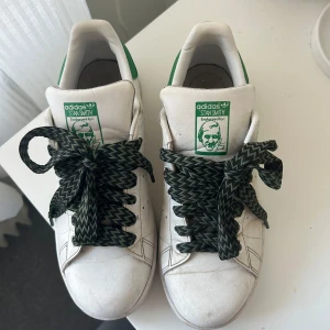 Adidas Stan Smith sneakers - Klassiska vita Adidas Stan Smith sneakers med gröna detaljer och as coola snören. Använda men bra skick, går säkert att piffa upp lite! Storlek 38 och 2/3 💗💗