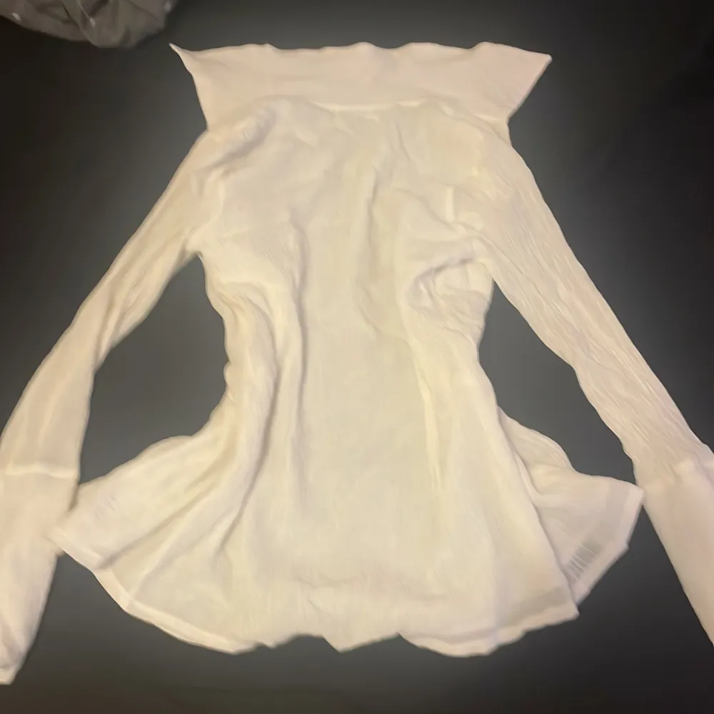 Elegant vit blus från La Muse med långa ärmar och knappar framtill. Blusen har en krage och är tillverkad i ett lätt och luftigt material som ger en stilren look. Perfekt för att lyfta vilken outfit som helst.. Paidat.