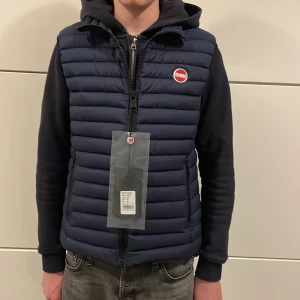 Colmar väst(HELT NY) - Helt ny colmar väst med tags på! Inte använd en enda gång! Storlek 46 motsvarar xs-s!Passar 170-175 cm! Nypris 3000 kr mitt pris 1599! (Helt ny)