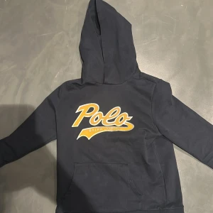 Ralph lauren hoodie - Ralph lauren hoodie i strlk XS. Den är i jättebra skick och knappt använd. Köpte den för runt 1900. Skriv för fler bilder