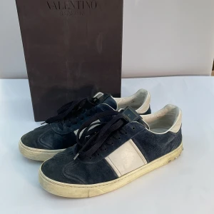 Valentino flycrew - Valentino flycrew, storlek: 42, box och skopappret tillkommer till skorna, riktigt stiliga skor utan några större fel på sig skorna har en liten spricka på sidan av skonrna men de har blivit limmat emellan där av en skomakare och ska inte kunna bli större, sen så har 5 nitar åkt av med, kom dm vid minsta fråga eller fundering och sånt som bud och byten kan tas emot i dm också