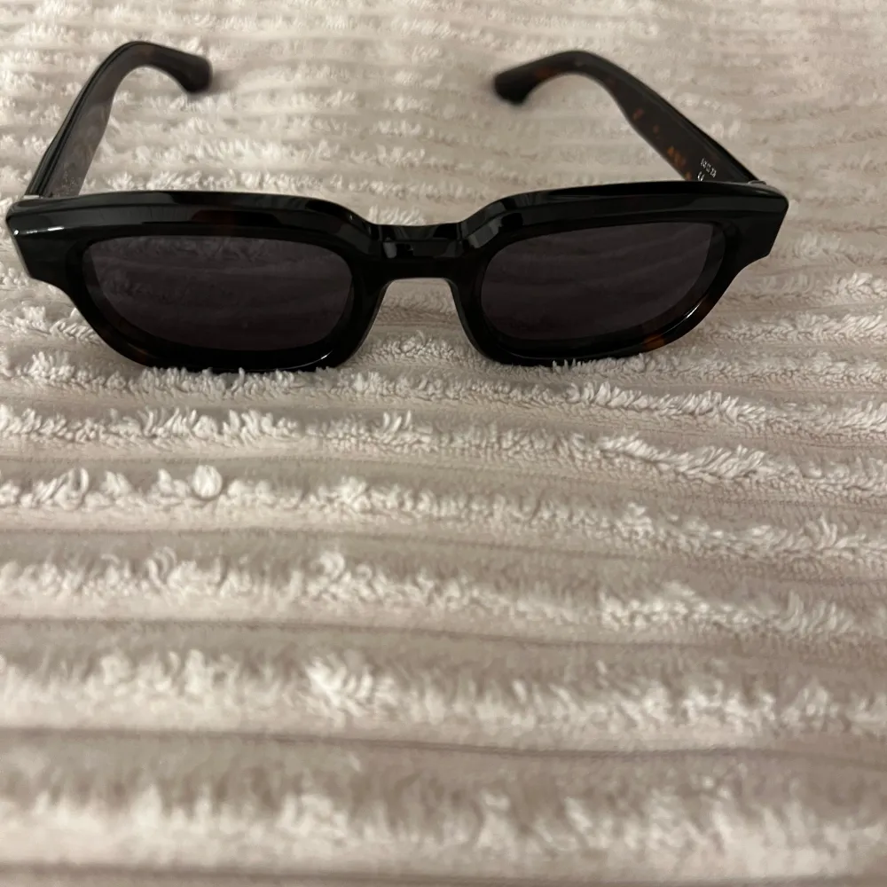 Säljer mina superfina chimi solglasögon. Modellen är Alter Tortoise och de är mörkbruna. De är aldrig använda och boxen tillkommer! Perfekta för en stilren look och nu till våren och sommaren!💕 Nypris är 1600. Skriv till mig om frågor eller bilder.. Muu.