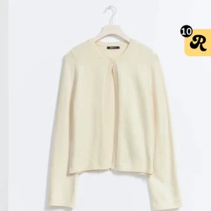Beige kofta från Gina tricot - Säljer en stilren beige kofta från Gina . Den har en enkel design men knapp framtill!! Använt 1 gång, inte kommit till användning 