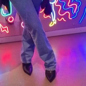 Blå jeans med låg midja - Snygga blå jeans med låg midja och rak passform