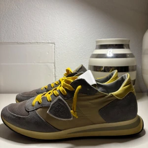 Philippe Model trpx skor -  Philippe model skor i mycket bra skick! Passar 42/43. Sulan kanske behöver bli lite ren annars som nya. Hör gärna av dig om det är något du funderar över. Leon 