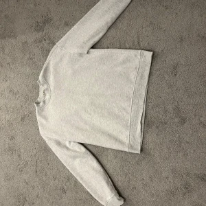 Grå sweatshirt från Primark - Säljer en enkel och stilren grå sweatshirt från Primark. Tröjan har långa ärmar och en rund halsringning, perfekt för en avslappnad look. Den är tillverkad i ett mjukt material som ger en bekväm passform. Använd några gånger men fortfarande i bra skick. Storlek S. Kontakta mig för fler bilder!