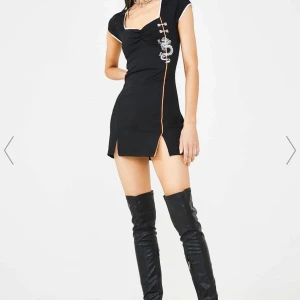 Gangyoung Dragon Dress – Expensive in Retail, Selling Cheap! Dolls Kill y2K - Sällsynt och supersnygg miniklänning från Gangyoung, köpt på Dolls Kill! Perfekt för dig som älskar Y2K, alternativ stil och edgy streetwear. Klänningen har ett broderat drakmotiv, kontrasterande detaljer och traditionella knappar som ger en unik och stilren look. ✔️ Figurnära och smickrande passform ✔️ Perfekt längd för dig som är ca 160–165 cm ✔️ Aldrig använd – helt ny! ✔️ Svår att få tag på och slutsåld på många ställen! ✔️ Inköpspris: 820 kr – säljer för mycket lägre, ett riktigt fynd!