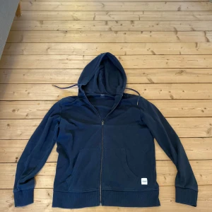 Zip hoodie - SUPERKAP! - Säljer en mörkblå hoodie från Jack & Jones Essentials. Den har en dragkedja framtill och en praktisk huva. Perfekt för en avslappnad stil. Vid funderingar kring pris eller fler bilder så är det bara att kontakta mig! Kolla även in min sida. Säljer kläder sjukt billigt och då har du chansen att köpa bundles… Med vänlig hälsning, 👋 