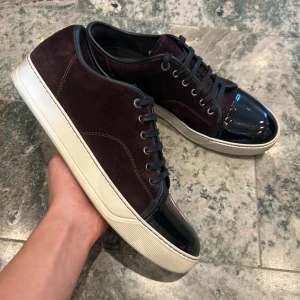 Lanvin cap toe  - Ett par coola vinröda lanvins i storlek uk9 vilket motsvarar 44. Dustbag medföljer! 