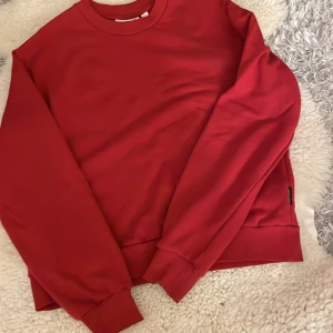 Röd sweatshirt  - Röd sweatshirt från cheap monday inga defekter💕
