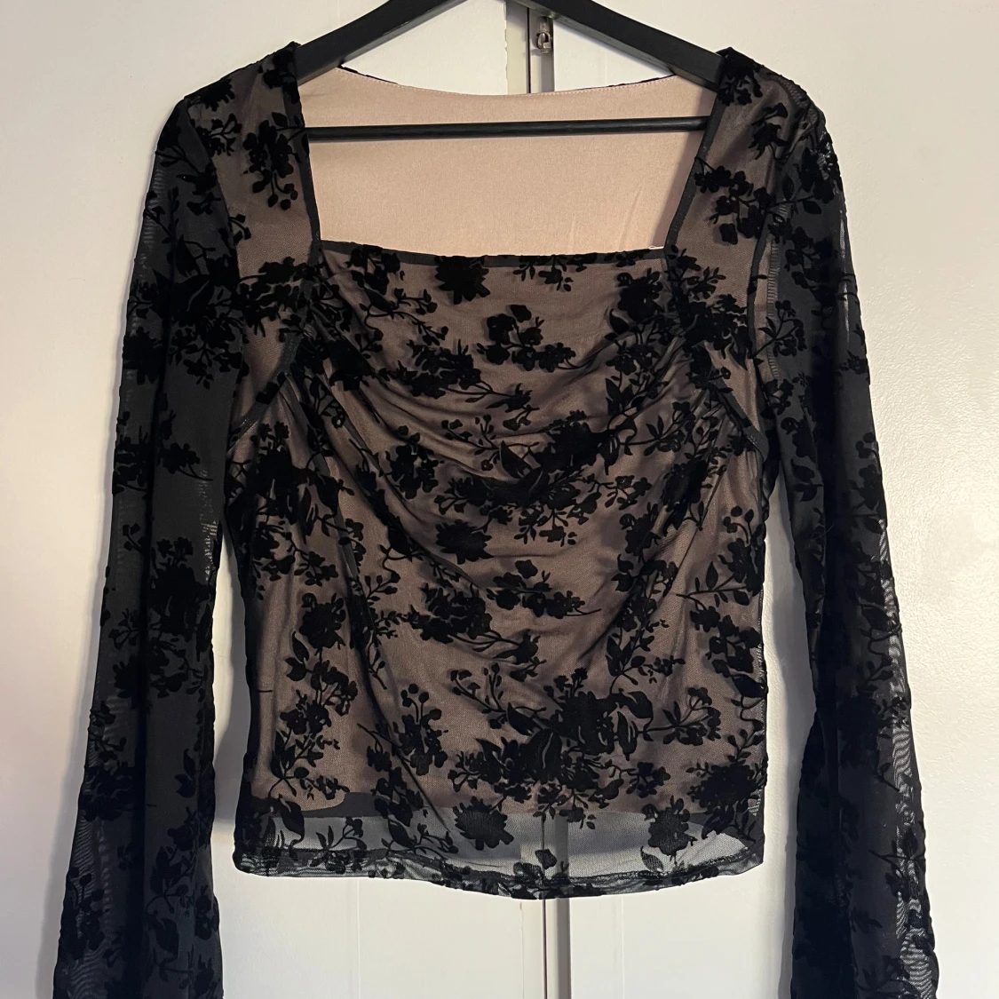 Svart blommig mesh-topp