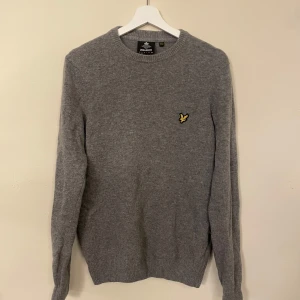 Stickad tröja - Stickad tröja från Lyle & Scott i storlek S. Har använts kanske 5 gånger så är i bra skick. Säljer då den inte kommer till användning längre. Nypris 700kr