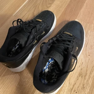 Nike skor  - Jätte fina limited edition skor från Nike som inte säljs längre, använda ett fåtal gånger🖤
