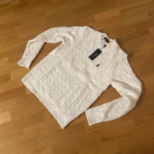 Ralph lauren stickad tröja - Säljer denna helt nya Ralph Lauren stickade tröjan/cable knit som är storlek S men kanske även passar en liten M. Riktigt fet men den passade bara inte mig som jag trott. Etiketterna är fortfarande på!