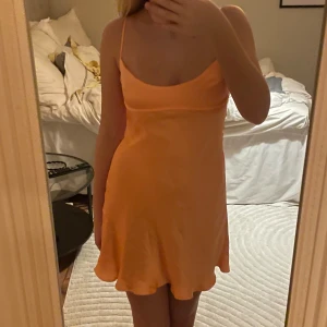 Orange kort klänning 🧡 - Storlek S från Zara. Super fin till mösspåtagning eller student mottagning ❤️