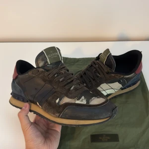 Valentino Rockrunner  - Snygga Valentino Rockrunner sneakers med en unik design i flera färger. Skicket på dessa är 7/10 då de är lite slitna o smutsiga men skulle kunna fräschas upp mycket med en liten tvätt. Dustbag ingår! Hör av er vid frågor och funderingar!