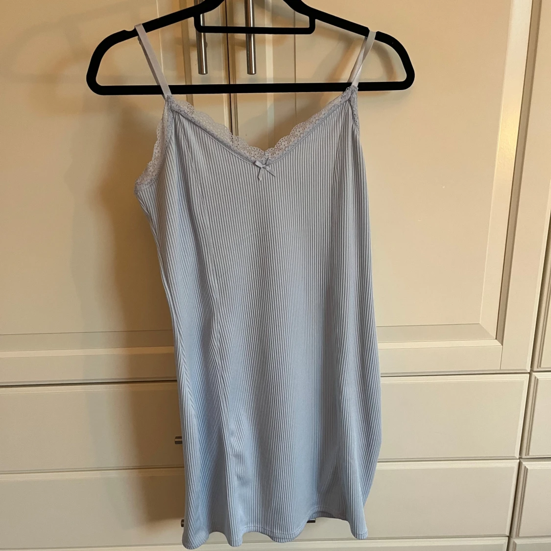 Ljusblå randig klänning med spetsdetaljer