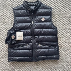 Svart dunväst från Moncler - Jag säljer en fin Moncler-guy väst till ett bra pris eftersom jag inte har någon användning för den längre. DM:a gärna om du har några frågor! 💫