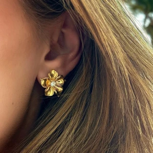 Ioaku örhänge - Elegant örhänge i form av en blomma i guld med en gnistrande kristall i mitten. Perfekta för att ge en touch av glamour till din look. I ny skick🩷 Nypris 450kr