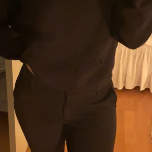 Svarta kostymbyxor från Junkyard - Snygga svarta kostymbyxor från Junkyard i storlek XL. Byxorna har en klassisk design med en rak passform och är perfekta för en stilren look. De är tillverkade i ett bekvämt material som passar till många olika tillfällen. Dessa är använd 1-2 ggr och är i helt perfekt skick! Dessa är köpta för 559kr.