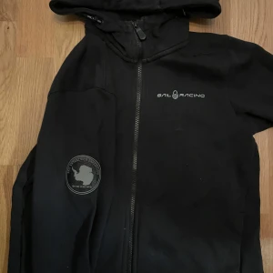 Sail Racing hoodie - Säljer en vintage sail racing hoodie i storlek XS. Köpt här på plick men har knappt använt den själv💕