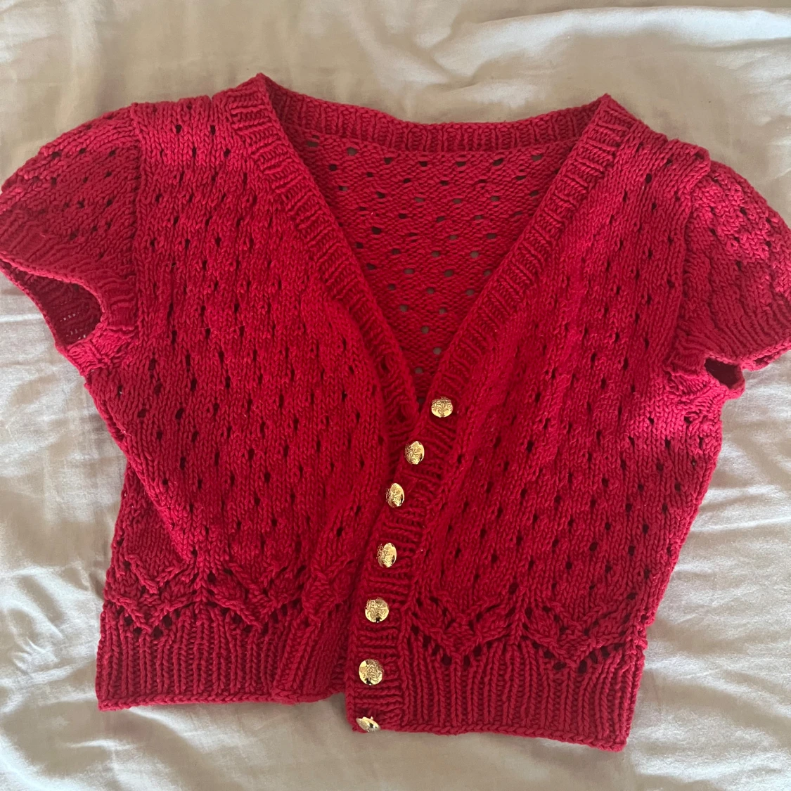 Röd stickad bolero med gulddetaljer - 2