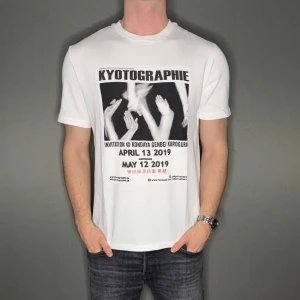 Zadig voltaire T-shirt - Hej säljer nu min fina Zadig voltaire T-shirt i storlek S men sitter som M. Den är helt ny och kommer vara otroligt snygg nu i vår och framåt sommaren. Nypris cirka 1000kr! Vi kommer att sälja liknande produkter nu närmare våren så glöm inte följa profilen!🌊🍾