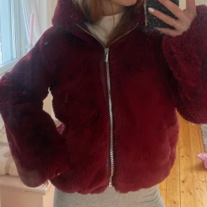 Vinröd teddyjacka med dragkedja - Supermysig vinröd teddyjacka med dragkedja framtill i strl 34!! Köp direkt för 500:- eller skriv privat och lägg eget bud!