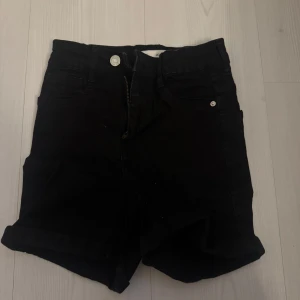 Svarta shorts från Gina tricot  - Modellen Molly shorts i strl xs! Säljer då dom ej passar längre 💕