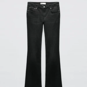 Svarta bootcut jeans - Supersköna svarta lågmidjade bootcut jeans från zara som inte kommer till användning längre💕