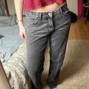 Gråa jeans från Gina Tricot💞 - Jätte snygga jeans från Gina Tricot. Knappt använda och säljer då dom ej kommer till användning💗