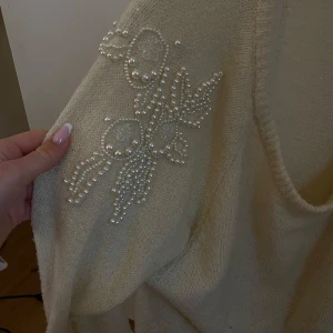 Stickad tröja  - Krämvit stickad tröja från bikbok, pärlmönater på båda axlar, super  cute o fräsch nu i vår 