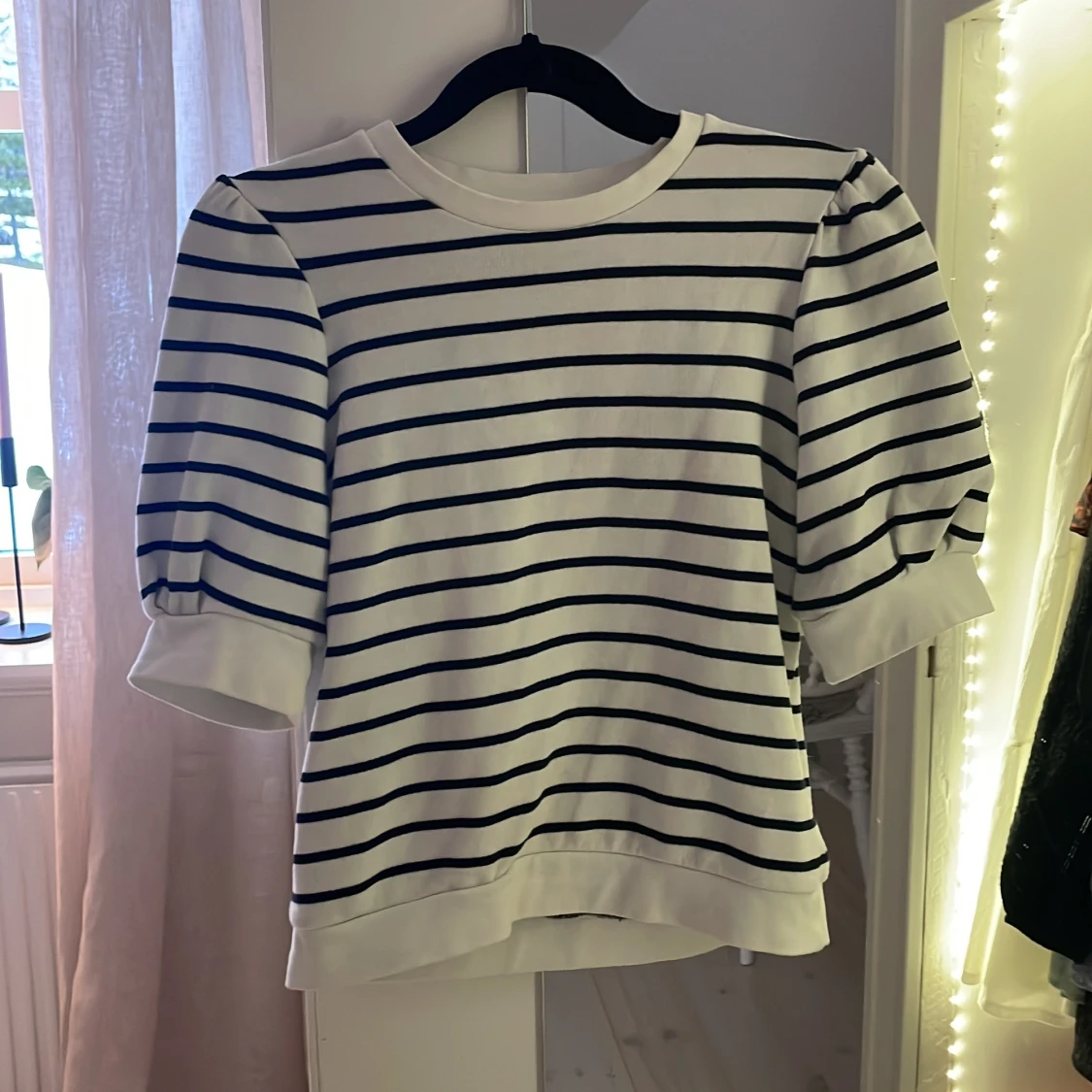 Randig topp med puffärm  - 1