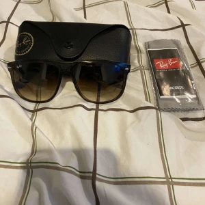 Ray-Ban boyfriend - Snygga solglasögon från Ray-Ban med klassisk design. De har en svart båge och bruna tonade glas. Perfekta för en stilren look. Levereras med originalfodral och putsduk.
