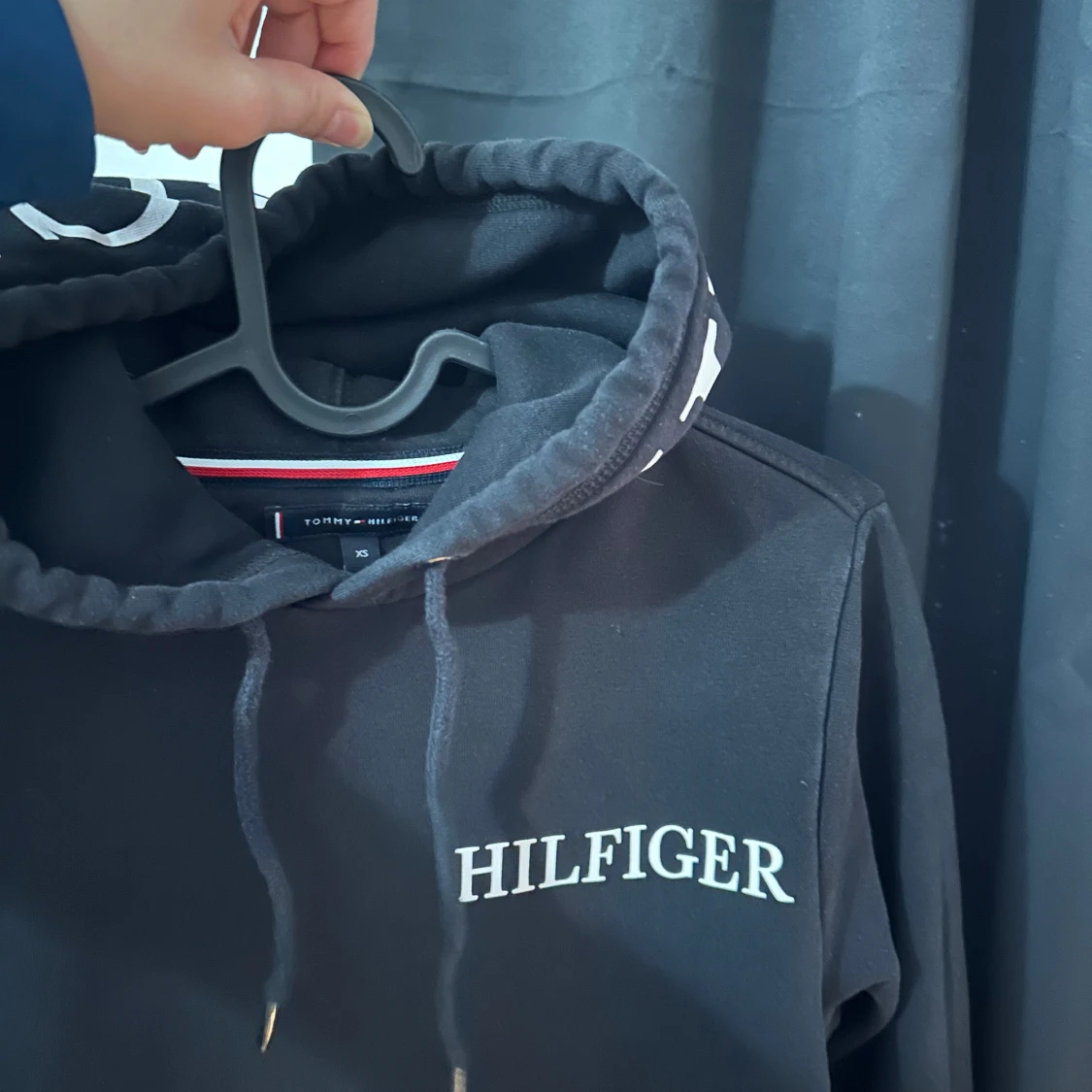 Svart hoodie från Tommy Hilfiger - 1