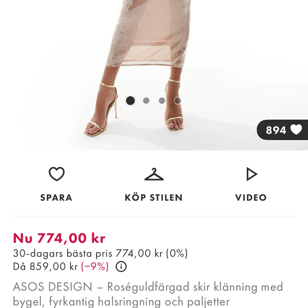 Snygg roséguldfärgad klänning med fyrkantig halsringning och paljetter. Den har en elegant lång design och är perfekt för en glamorös kväll. Säljer klänningen då jag inte hann skicka tillbaka den. . Mekot.