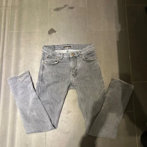 Nudie Jeans - Nudie Jeans av modellen Lean Dean  Storlek: 28/32- Skicket på jeansen är mycket bra - 10/10 - mitt pris: 499- Nypris: 1599kr.   En stor fördel med Nudies jeans jämfört mot Levis, Tiger of Sweden, Replay, Lee, Acne, dondup osv. Är att du kan lämna in dem gratis for reparation eller uppläggning i Stockholm, Göteborg eller Malmö. På så vis förlängs livslängden rejalt.