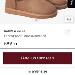 Bruna fodrade boots i mockaimitation från Carin Wester - Säljer ett par bruna boots i mockaimitation från Carin Wester. De är fodrade för extra värme och har en enkel design med rund tå. Perfekta för kyligare dagar. Det syns lite spår av att jag haft på mig dem på ena sulan bara. Annars är det helt som nya