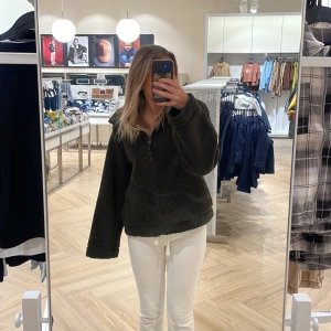 Mörkgrön teddyjacka med dragkedja - Mysig mörkgrön teddyjacka med dragkedja framtill. Jackan har en avslappnad passform och långa ärmar, perfekt för kyligare dagar. Den är inte alls använd mycket, den är som en ny. 