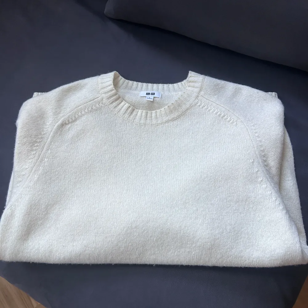 Säljer en stilren vit stickad tröja från Uniqlo. Den är i nytt skick och knappt använd, pris kan diskuteras.. Neuletakit & Villapaidat.