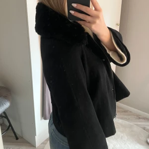 Jacka med pälskrage  - Syns att den är använd❤️❤️ från mango