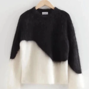 stickad tröja - säljer denna fina stickade tröja från other stories❤️ den e mjuk och super skick! den e slutsåld överallt, pris går o diskutera 