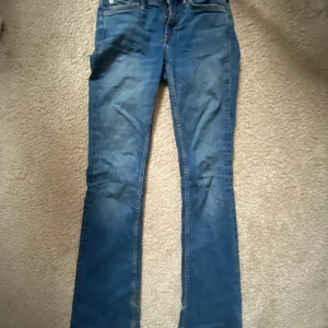 Bootcut jeans från zara - Blå bootcut jeans från Zara❤️Lite söndertrampade vid foten men inget man tänker på vid användning❤️