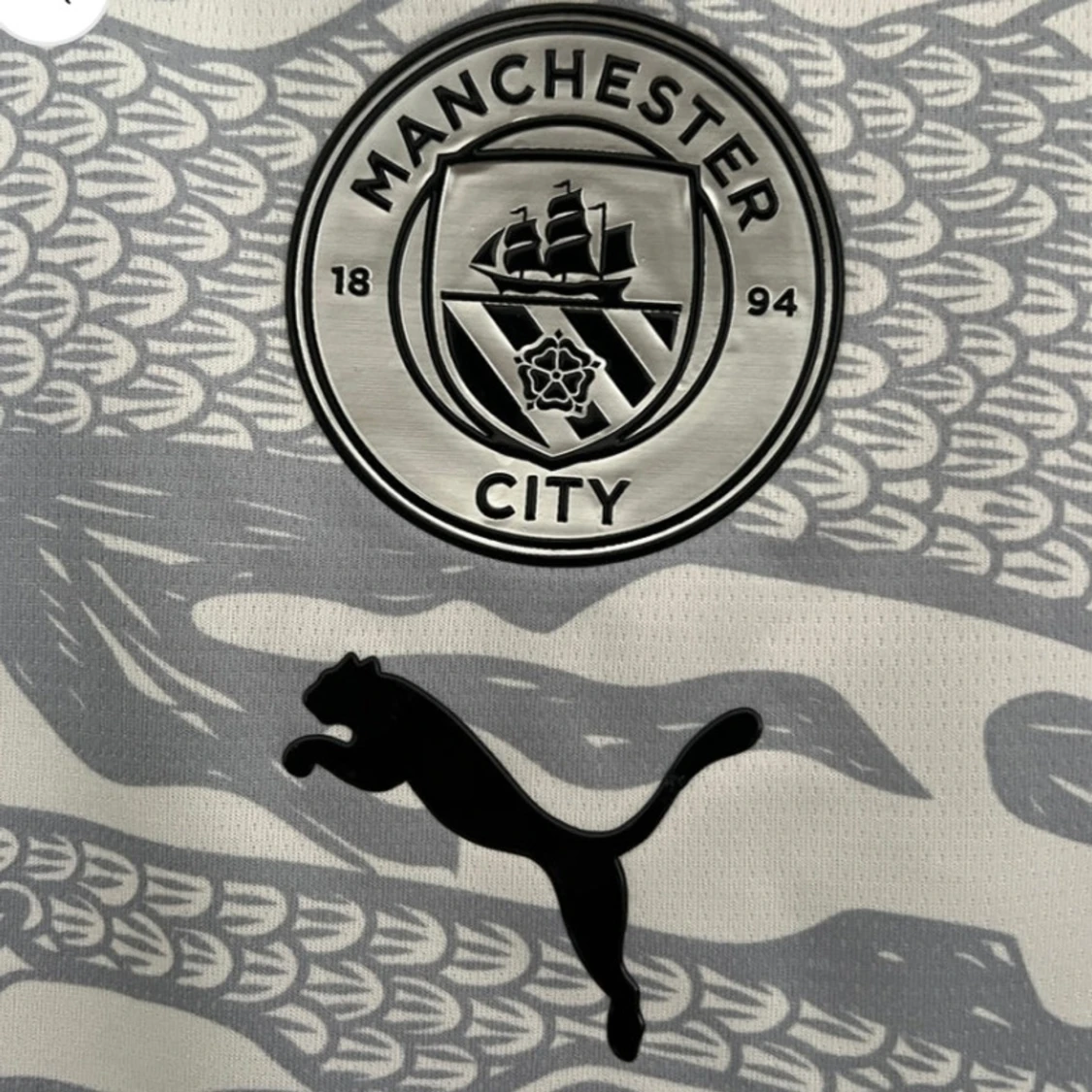 Vit och grå Manchester City fotbollströja från Puma - 2