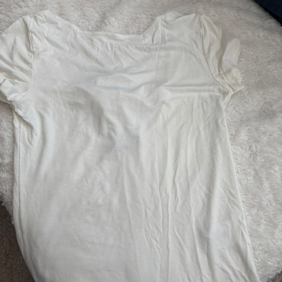 Vit kortärmad topp med rosett