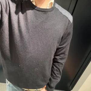 Svart tröja med quiltade axlar - Snygg svart tröja med quiltade detaljer på axlarna. Perfekt för en stilren outfit. Skriv vid frågor eller funderingar🍾🥂