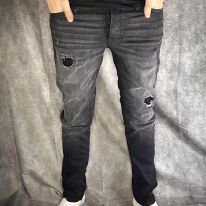 Jack & jones slim glenn jeans med slitningar  - Mycket fint skick | Size 32/34 men sitter som 31/32 | modell 180 63 kg | modell slim/glenn |Följare får 100 kr rabbat | fraktar spårbart inom 24 timmar med PostNord eller instabox |