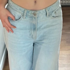 Ljusblå jeansbyxor - Baggy jeans.