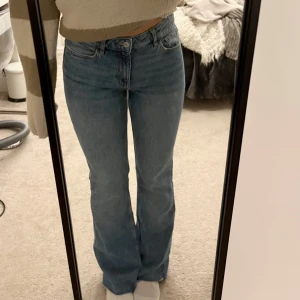 Blå bootcut jeans - Helt nya jeans från Mango i storlek 36 🥰🥰🙌 endast använda en gång!